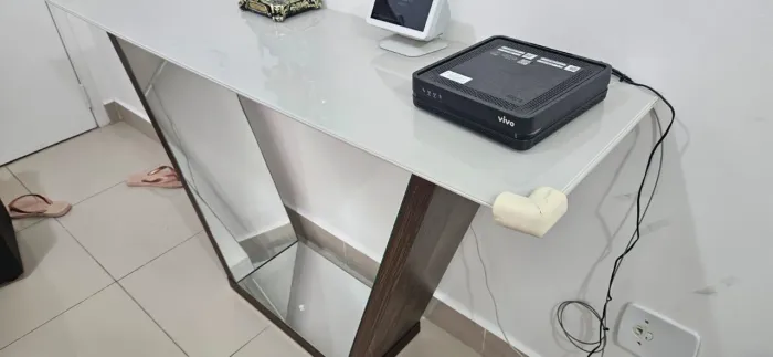 Aparador / Mesa Decorativa com Tampo de Vidro e Espelho