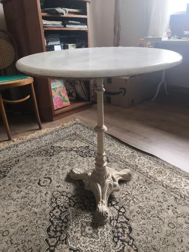 Mesa estilo bistrô vintage com tampa redonda de mármore e base trabalhada em ferro fund