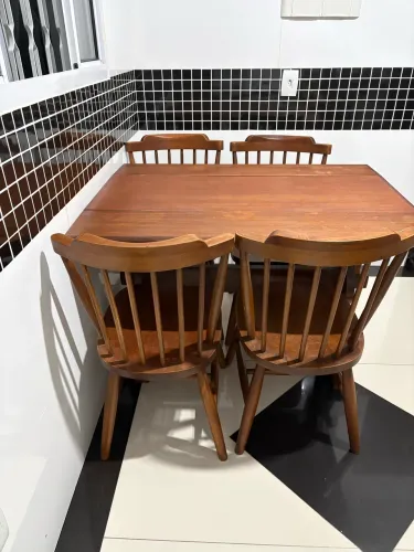 Mesa de Madeira Maciça 4 cadeiras conservada!!! Medida de 1,12x84cm