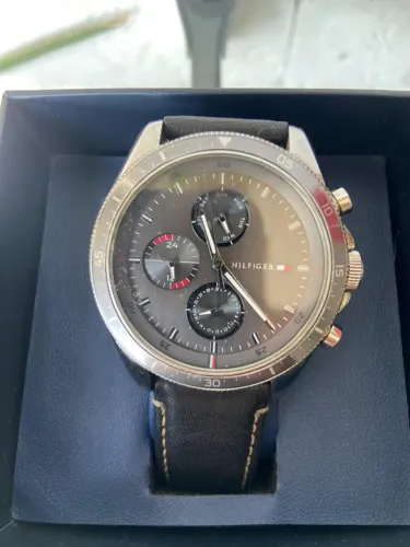 Excelente Relógio TOMMY HILFIGER, semi novo em ótimo estado de conservação com pilha nova.