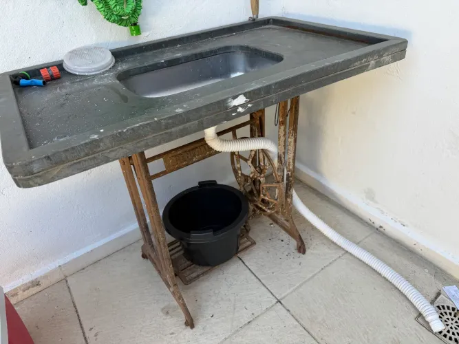 Pia com pé de maquina sifão e ralo completa