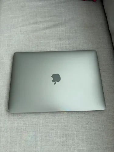 MacBook Pro 13? 16 GB RAM Core i7 1 TB Touch Bar