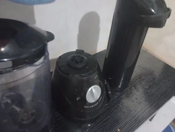 Liquidificador e garrafa de café