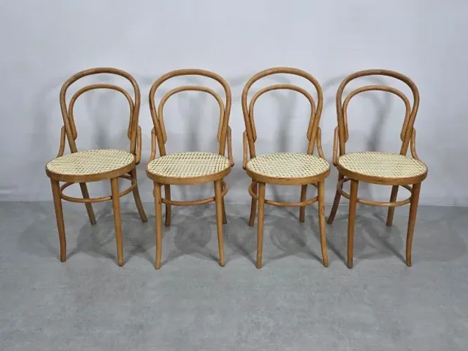 4 Cadeiras Thonart Móveis Vergados, Lustradas e com Palinha nova. Pronta para uso