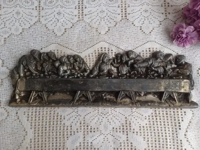 placa decorativa antiga em relevo representando "A Última Ceia" em estanho