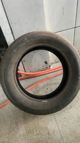 Pneu Michelin aro 14 165/65 com 90% de borracha