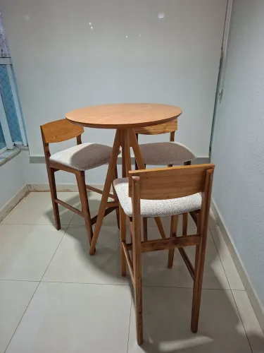 Conjunto Bistrô de Madeira com 3 Banquetas - Casa Bela
