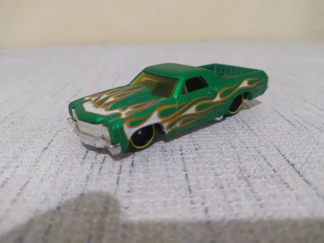 Carrinho hot wheels El Camino moniatura escala 1:64
