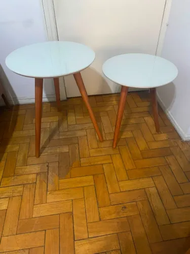 Vendo Conjunto de 2 mesas de centro, pés de madeiras e tampo de vidro.