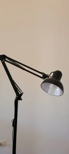 Luminária de Piso Articulada com Braço Regulável em Metal - LED Inclusa