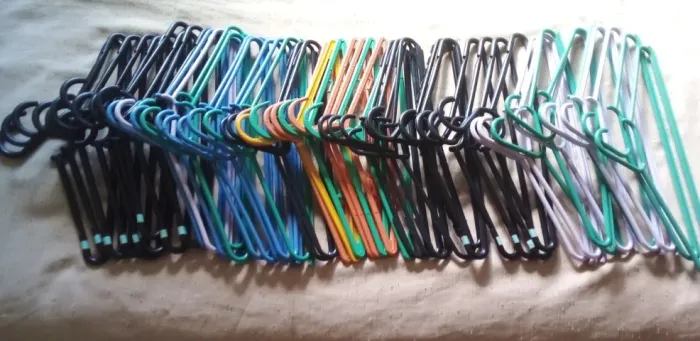 Cabides de Plástico (preto e coloridos), resistentes.