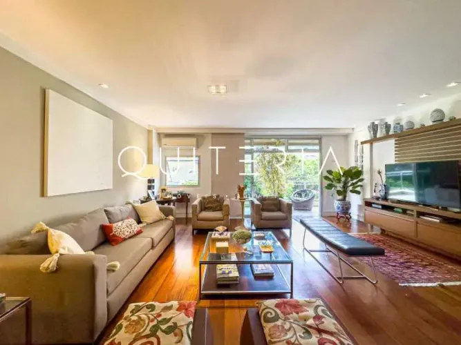 Apartamento reformado por arquiteto com varanda em Copacabana.