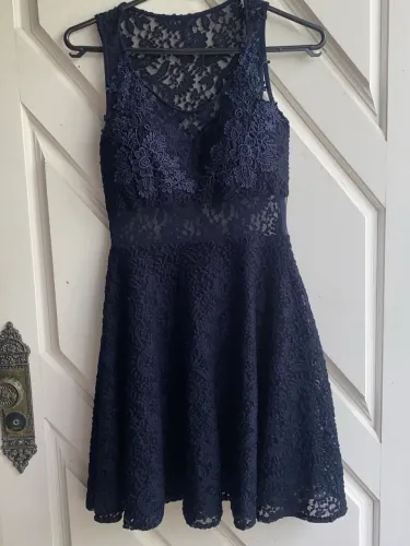 VESTIDO AZUL-MARINHO EM RENDA