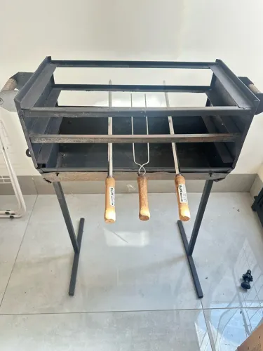 Churrasqueira com espetos (NÃO ENTREGO)