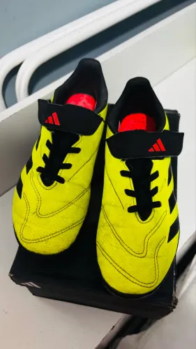 Chuteira society adidas tamanho 34