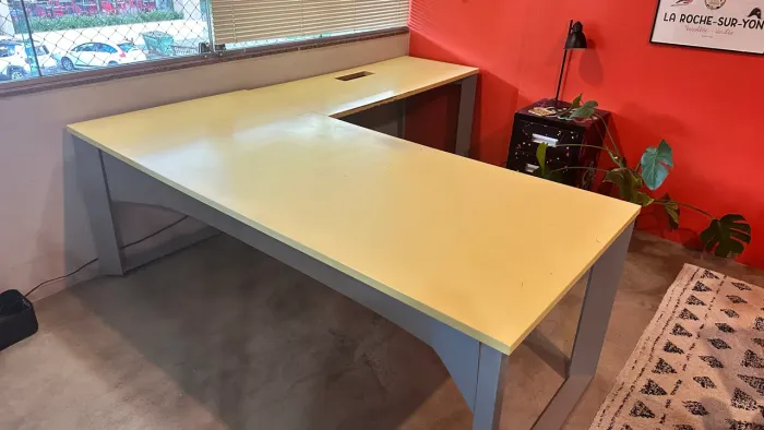 Mesa de escritório em L (ângulo) 2m + lateral - madeira e metal