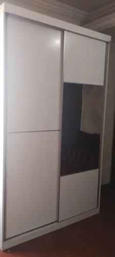 Guarda roupa de solteiro com espelho