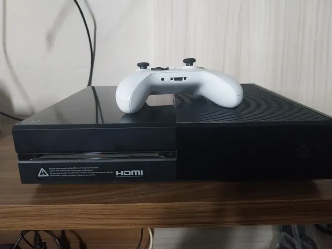 Xbox One Fat 500 GB.(Sem a fonte) e controle Original.