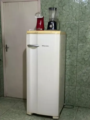 Vendo Geladeira Electrolux RDE 32, pipoqueira elétrica Britânia nova, Liquidificardor