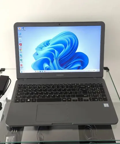 Samsung NP350XAA Notebook i3 7ª Geração 4GB RAM SSD 128GB + HD 500GB Full HD 15,6"