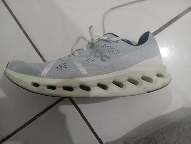 Vendo tênis usado semi novo cloundsurfer masculino 44