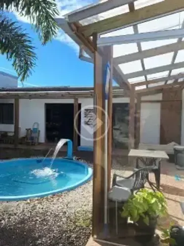Casa sólida com piscina a 500 metros do mar  viva com conforto, luz e tranquilidade no Bal