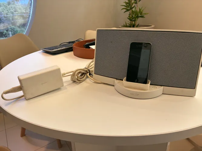 Caixa de Som Bose com adaptador para iPhone 
