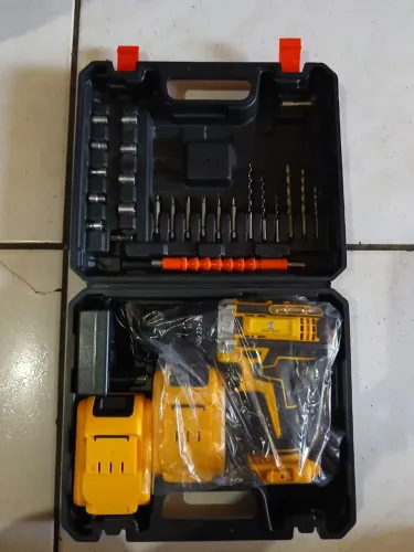 Vendo essa parafusadeira e furadeira nova
