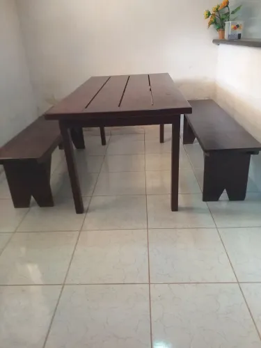 Vendo jogo de mesa e bancos madeira maciça em perfeito estado de conservação.