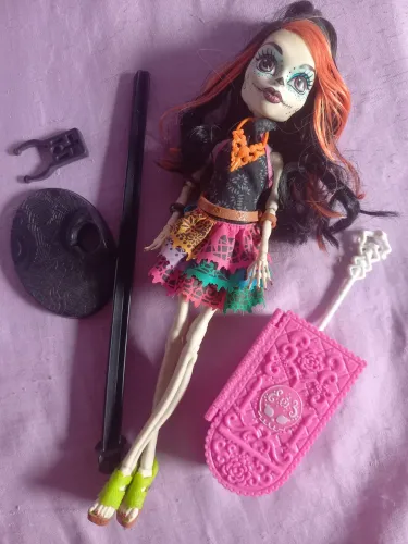 Vendo monster high skelita G1usada