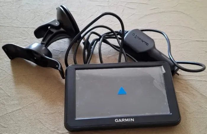 GPS Garmin nüvi 50LM com suporte e carregador veicular