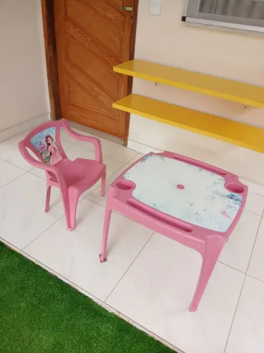 Mesa Infantil Rosa com Cadeira + Prateleira Infantil Decorativa