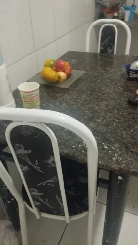 Mesa de marmore com 3 cadeiras  