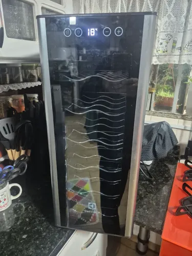 Adega Eletrolux 12 garrafas 127V