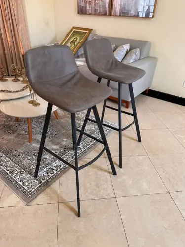 Banqueta Alta Estofada com Base de Metal - Moderna