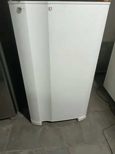 Porta de uma geladeira DC 45 Electrolux estado de nova