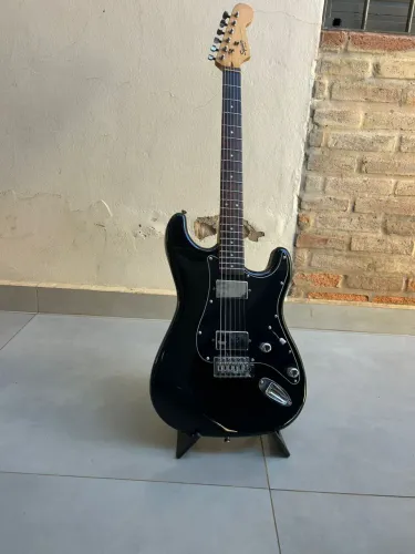 Squier bullet guitarra stratocaster by Fender