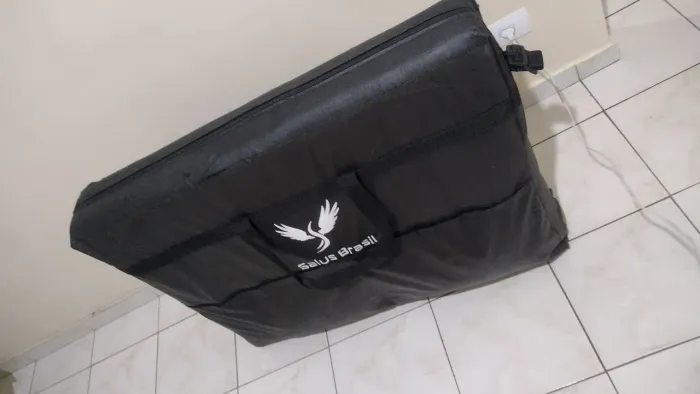 Maca portátil dobrável tipo maleta Salus Brasil com capa