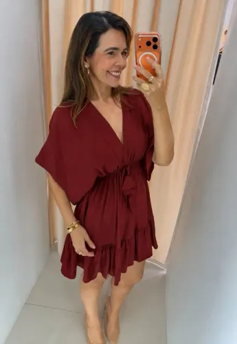 Vestido curto com mangas em viscose. Marshala tam único.