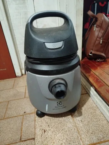 Aspirador de pó e água 