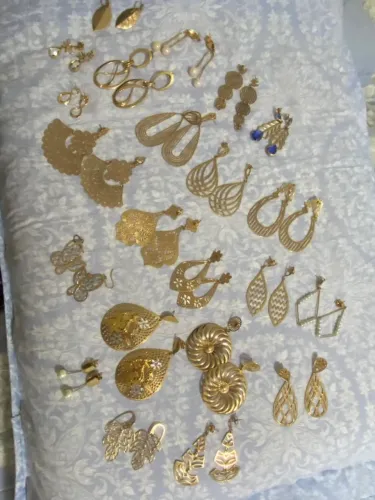 Joias da Rommel, brincos, correntes com pingentes, pulseiras.