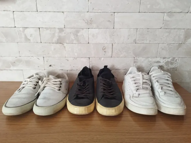 3 pares de tênis (Osklen, Reserva e Adidas)