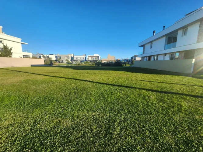 Terreno fundo lago à venda no Lagos de São Gonçalo, Pelotas - 450 m² (15x30m) e condomínio