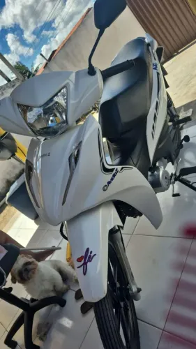 Vendo moto nova.