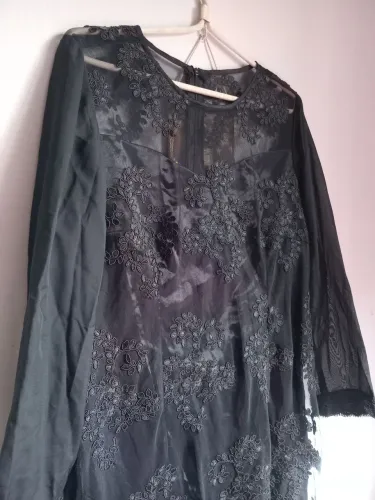 Vestido tubinho, mangas longas, forrado com cetim