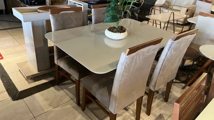 Mesa toda de madeira