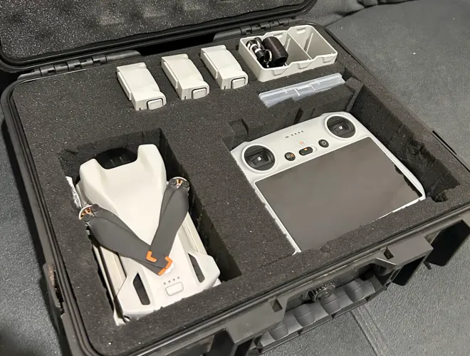 DJI Mini 3 + Controle com Tela (DJI RC) + 4 Baterias (< 60 ciclos) + Malha/Case Rígida Pro