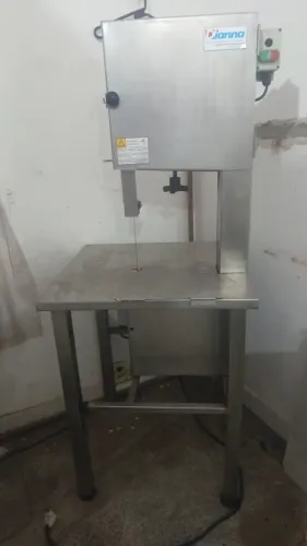 Vendo ou troco por carro maquinario de açougue