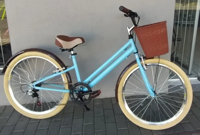 Bicicleta Retrô Azul com marcha, cestinha e cadeado