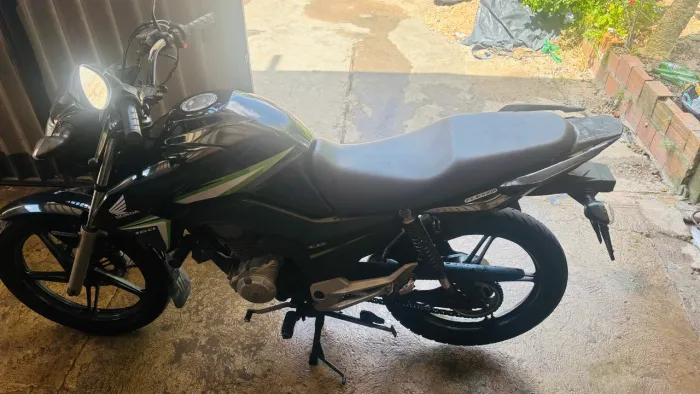 Vende se moto CG 160 preta 13 mil aceito proposta